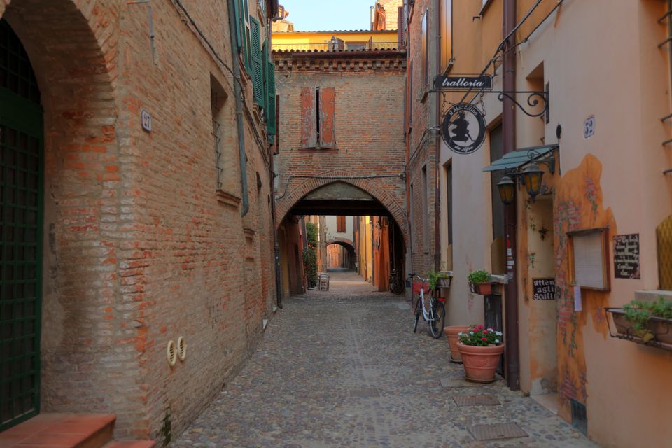 Un vicolo medievale in mattoni del centro storico