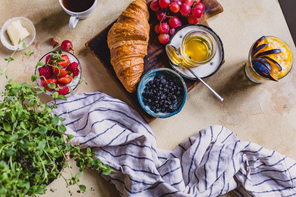 Colazione con cornetti, frutta e caffè